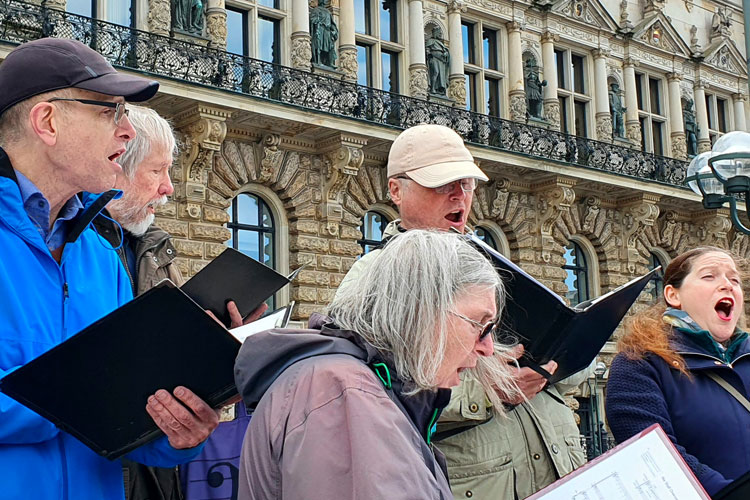 Singende bei Auftritt vor dem Hamburger Rathaus