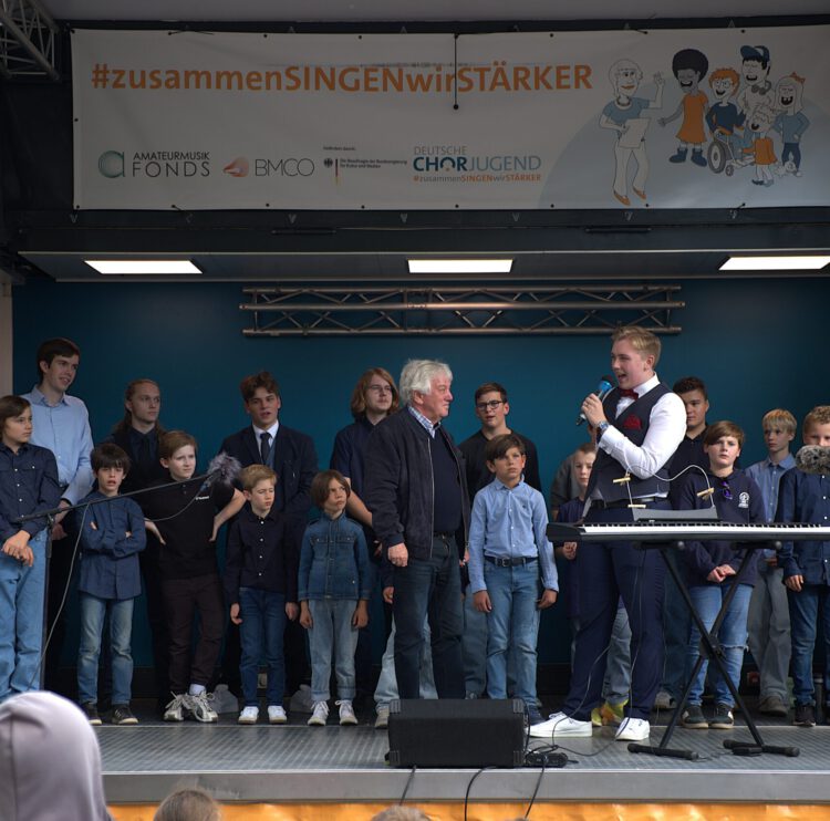 Rolf Zuckowski als Mitglied im Kinderchor