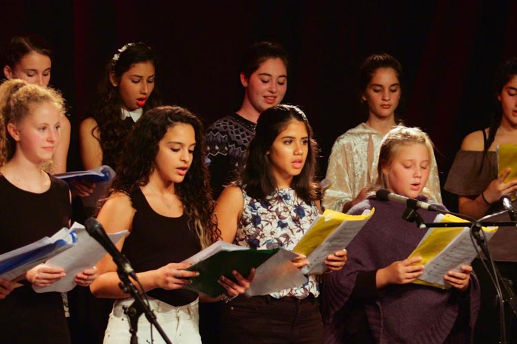 Junge Sängerinnen singen im Chor