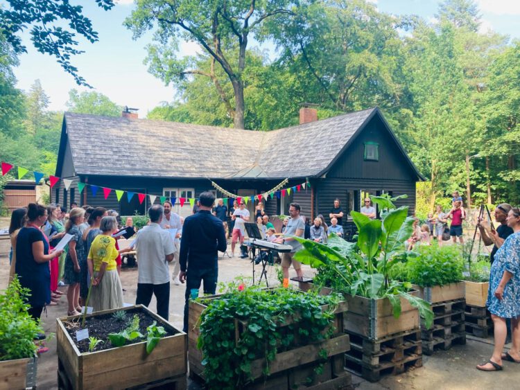 Menschen beim gemeinsamen Singen im Heilgarten Hamburg