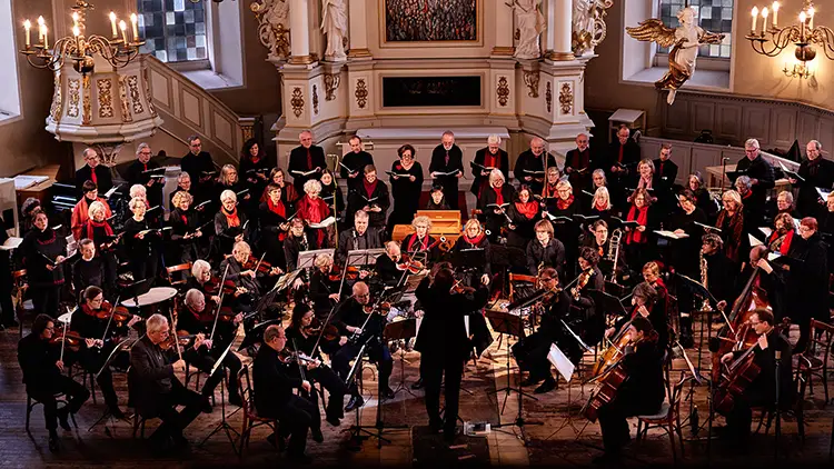 Der Chor Klangräume beim Konzert mit Orchester in einer Kirche