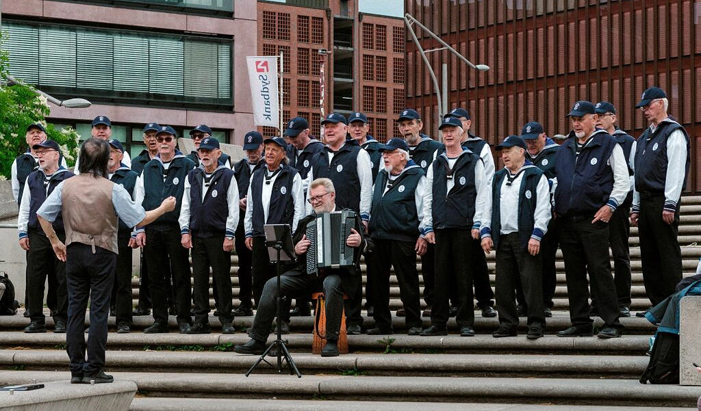 Die Sänger des Seemanns-Chor Hamburg in der Hamburger Hafencity
