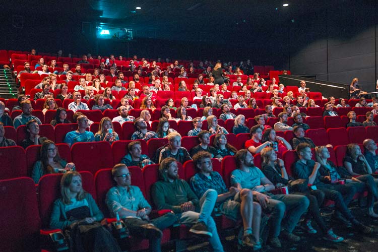 Zuschauer in Kinosesseln
