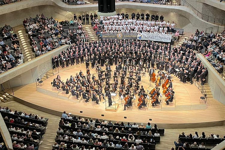 Blick in den vollbesetzten Konzertsaal der Elbphilharmonie mit der Hamburger Liedertafel und Orchester auf der Bühne