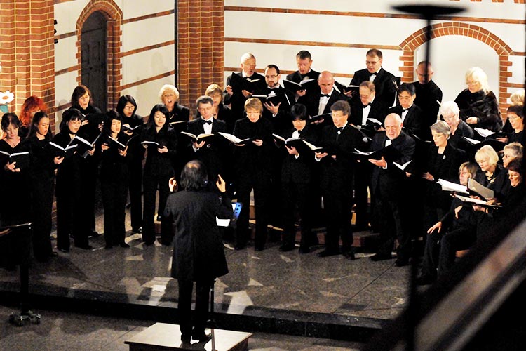 Kanemaki-Chor singt in einer Kirche